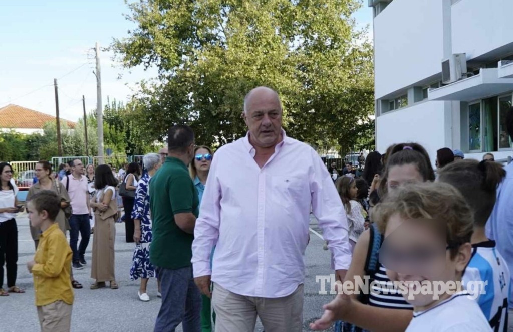 Αχιλλέας Μπέος: Πέταξε ανθοδέσμη σε μαθητές σχολείου (vid)