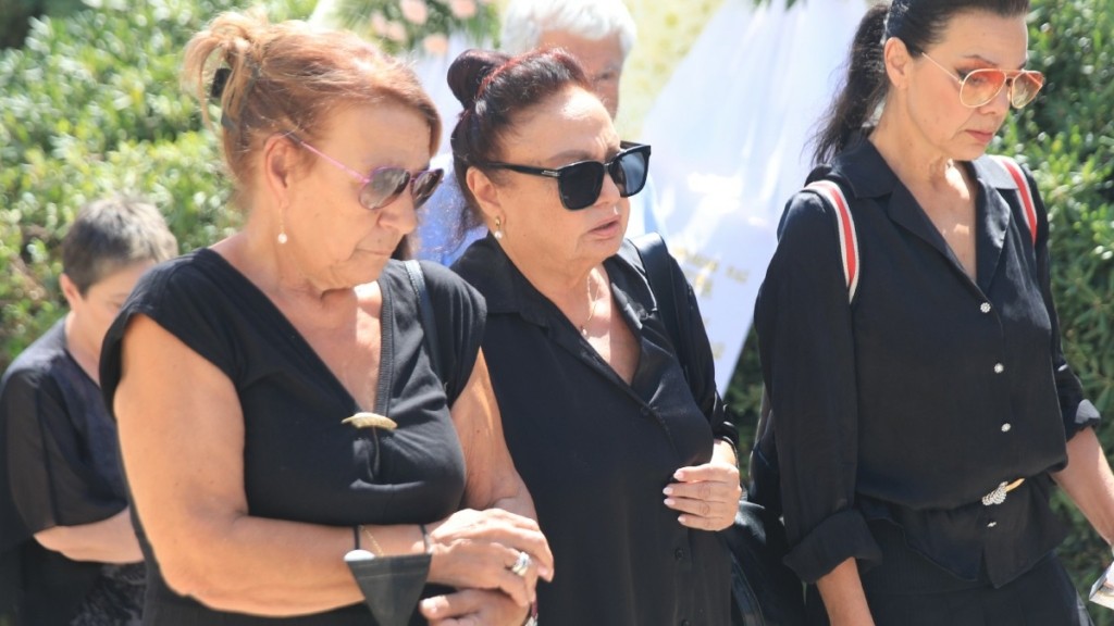 Μίρκα Παπακωνσταντίνου – Συντετριμμένη η ηθοποιός στην κηδεία του Δάνη Κατρανίδη (pics)
