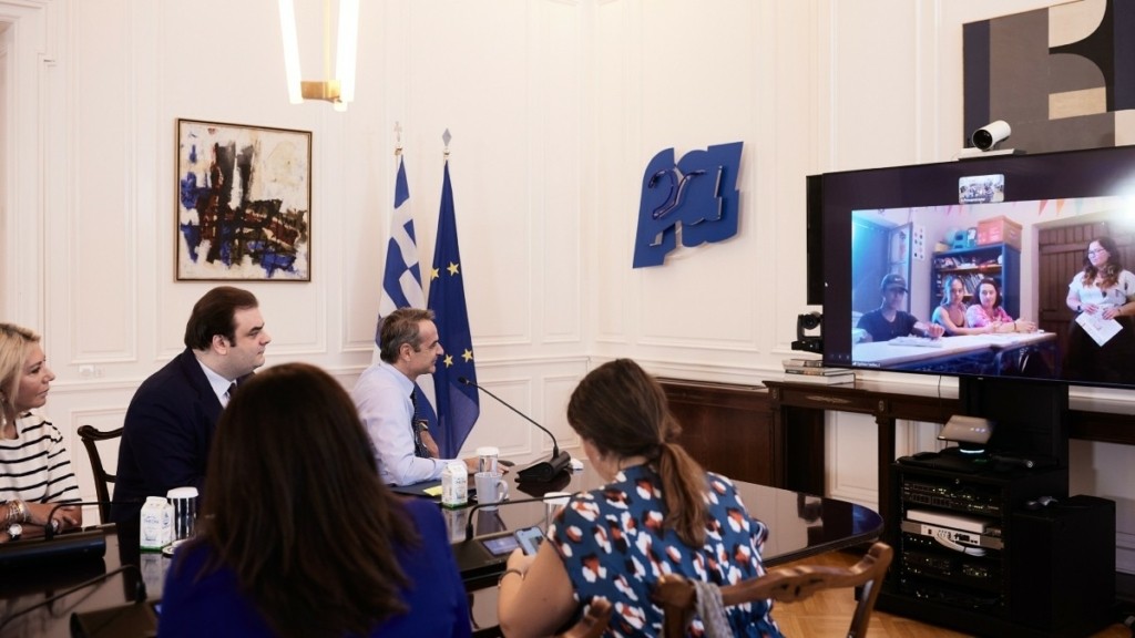 Συνομιλία Μητσοτάκη με τους δύο μαθητές της Γ’ Γυμνασίου στη Γαύδο, μέσω τηλεδιάσκεψης