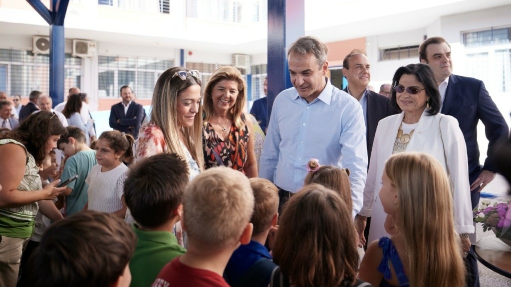 Ο Κυριάκος Μητσοτάκης στο 2ο Δημοτικό Σχολείο Γλυφάδας