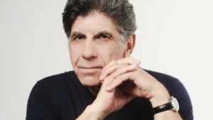 Γιάννης Μπέζος: «Επιθυμώ να ζω σε ένα κλίμα που δημιουργώ εγώ, χωρίς να ενοχλώ τους άλλους»