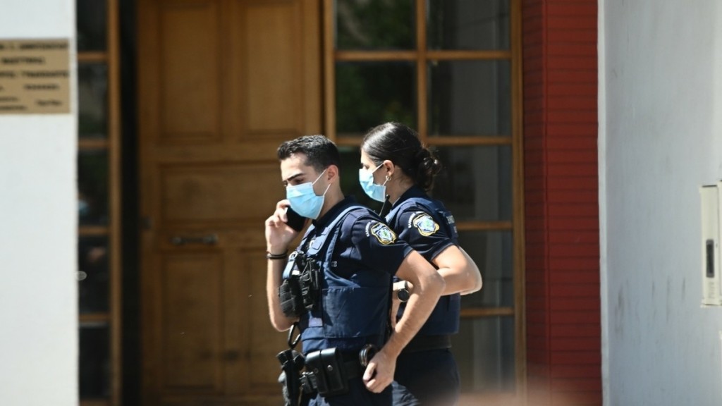 Θρίλερ στη Νέα Σμύρνη: Άνδρας βρέθηκε νεκρός από μαχαιρώματα μέσα στο σπίτι του – Στην ασφάλεια η αδερφή του για εξηγήσεις