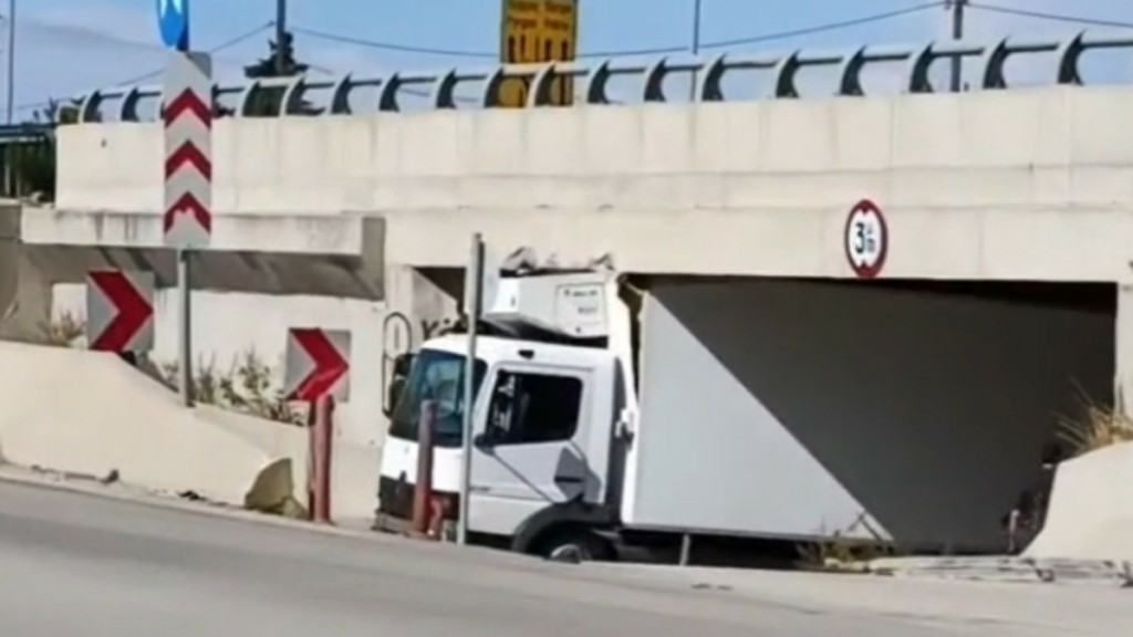 Απίστευτο περιστατικό στην Πάτρα: Φορτηγό πήγε να περάσει κάτω από γέφυρα αλλά δεν υπολόγισε καλά το ύψος (vid)