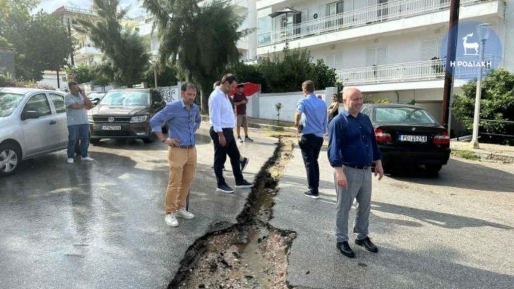 «Βούλιαξε» η Ρόδος από την κακοκαιρία Atena – Δρόμος άνοιξε στα δυο (pics&vid)