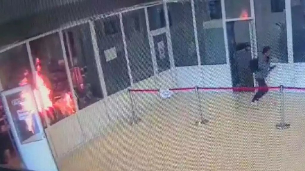 Ρουμανία: Άνδρας έβαλε φωτιά εντός του κοινοβουλίου – Αναζητείται από τις αρχές