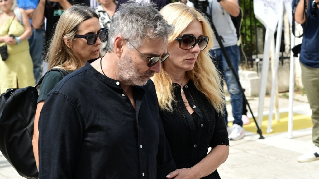 Σμαράγδα Καρύδη: Συντετριμμένη η ηθοποιός στην κηδεία του πατέρα της (pic)