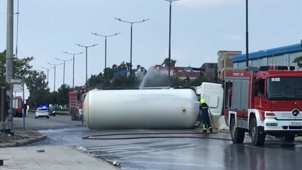 Λεωφόρος Σχιστού: Κανονικά η κυκλοφορία μετά την απομάκρυνση του βυτιοφόρου