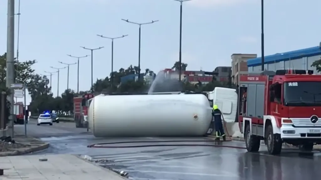 Λεωφόρος Σχιστού: Κανονικά η κυκλοφορία μετά την απομάκρυνση του βυτιοφόρου