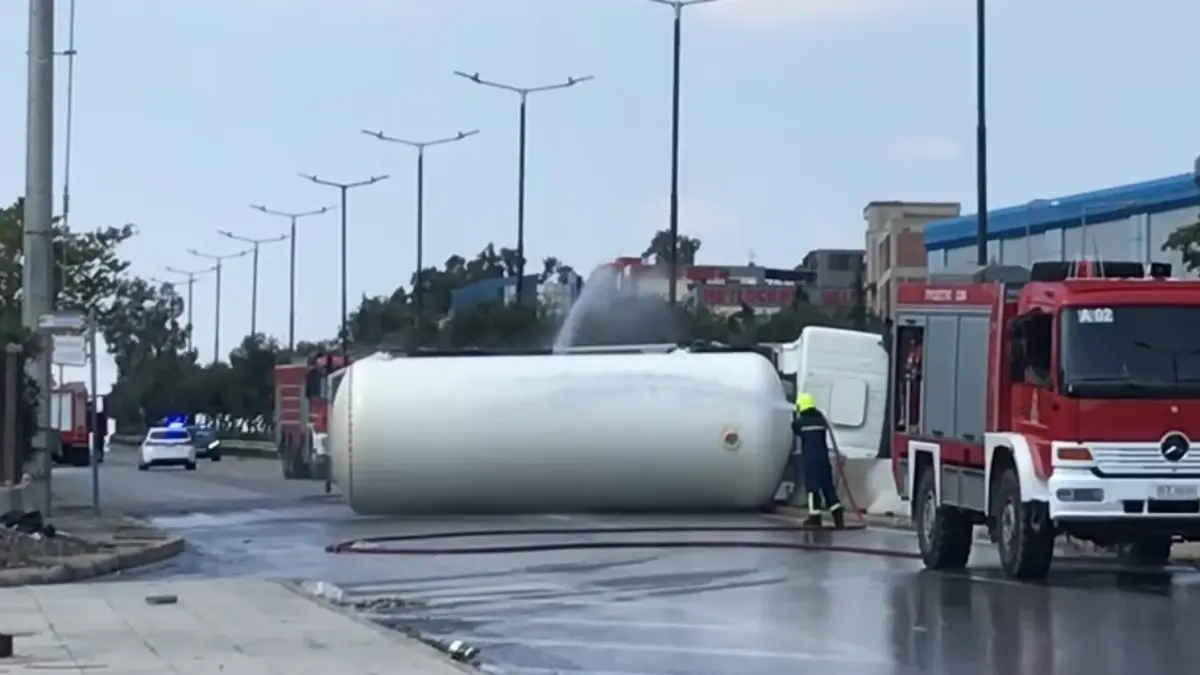 Λεωφόρος Σχιστού: Κανονικά η κυκλοφορία μετά την απομάκρυνση του βυτιοφόρου