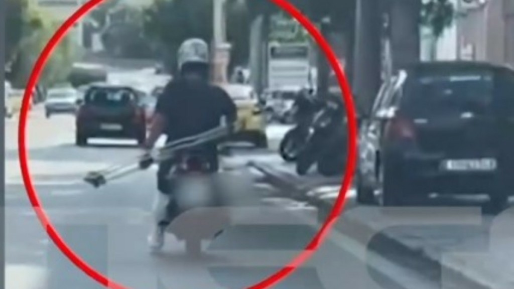 Απίθανο και όμως ελληνικό: Άνδρας οδηγεί με τις πατερίτσες στο χέρι μηχανάκι στον Ταύρο