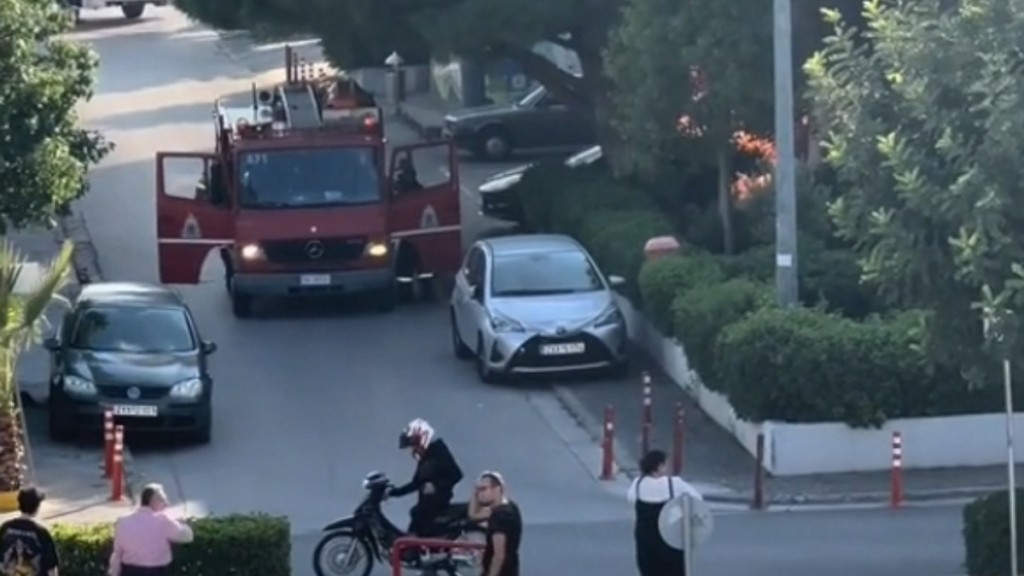 Αγία Παρασκευή: Ηλεκτρικό αυτοκίνητο έπιασε φωτιά ενώ φορτιζόταν σε πάρκινγκ σούπερ μάρκετ (video)