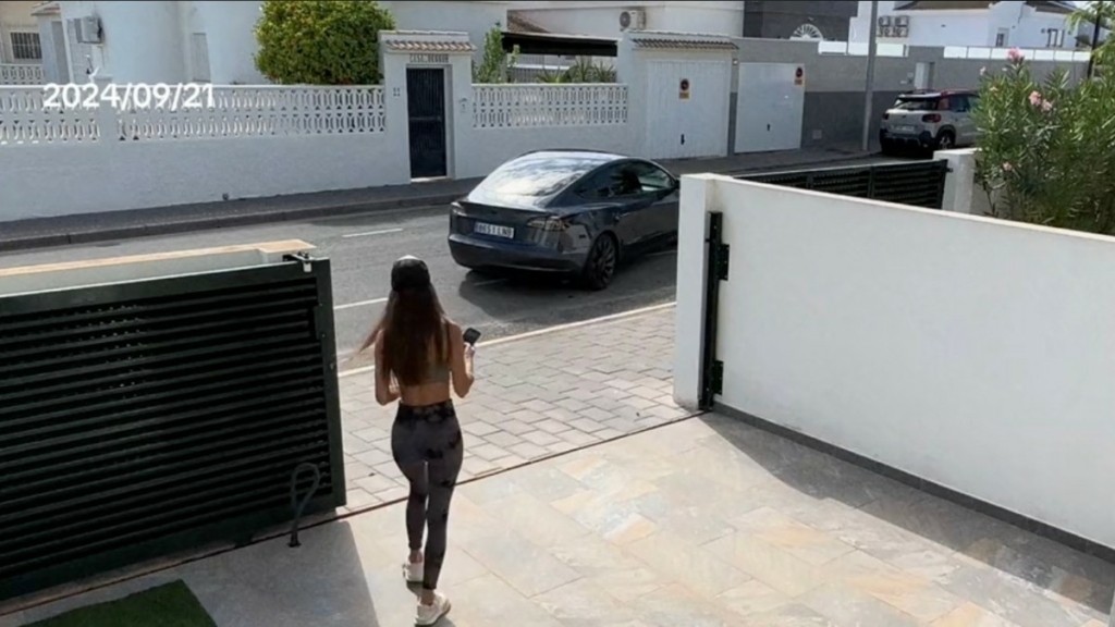 Αυτοκίνητο Tesla παρκάρει μόνο του και… ξεκινάει να φεύγει: Η οδηγός αναγκάζεται να το κυνηγήσει! (βίντεο)