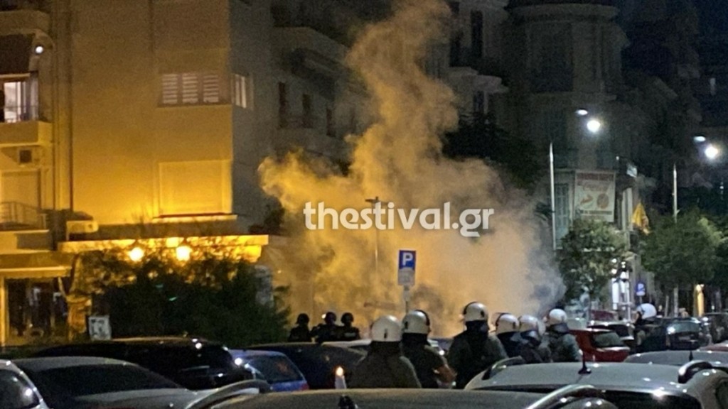 Θεσσαλονίκη: Κουκουλοφόροι πέταξαν πέτρες σε ΜΑΤ