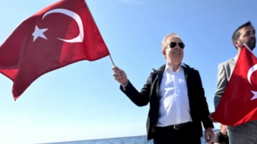 Νέες προκλήσεις λίγο πριν τη συνάντηση Μητσοτάκη με Ερντογάν – Απόστρατος σήκωσε τουρκική σημαία στο Αιγαίο
