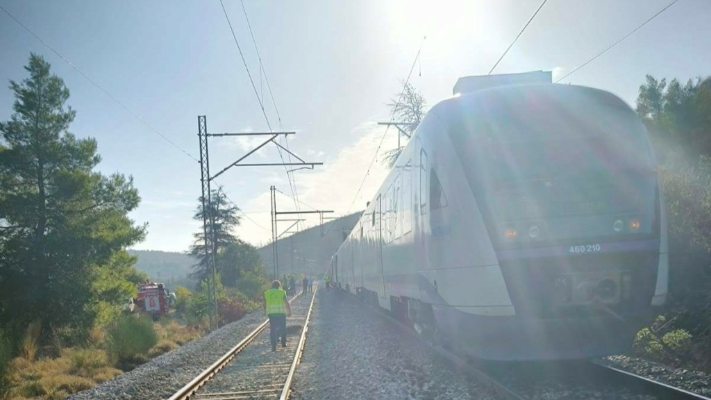 Η Πολιτική Προστασία του Δήμου Ωρωπού έσπευσε άμεσα στο σημείο που ακινητοποιήθηκε το τρένο έξω από τις Αφίδνες