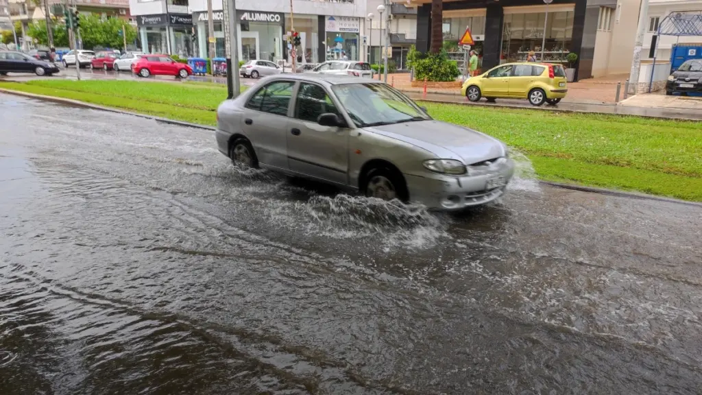 Καιρός αύριο: Βροχές, καταιγίδες και ισχυροί άνεμοι
