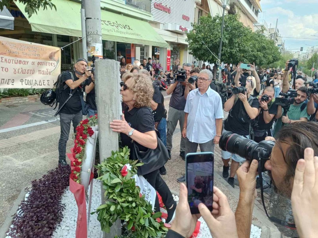 Σε εξέλιξη συγκέντρωση για τα 11 χρόνια από τον δολοφονία του Παύλου Φύσσα – Στο μνημείο η μητέρα του