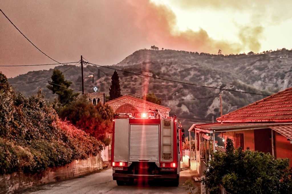 Φωτιά στο Ξυλόκαστρο: Τρίτη μέρα μάχης με τις φλόγες – Άνοιξε η Εθνική Οδός, κλειστά και σήμερα τα σχολεία