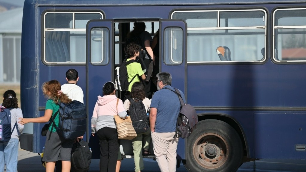 Στο ΥΠΕΞ οι 22 Έλληνες που επαναπατρίστηκαν από τη Βηρυτό – «Ευχαριστούμε που μας φέρατε, ήταν πολύ δύσκολα» (vid)