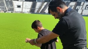 «Ο ΠΑΟΚ είναι ψυχές» – Ραγίζει καρδιές ο μικρός Γιαννάκης για τα θύματα της τραγωδίας στη Ρουμανία