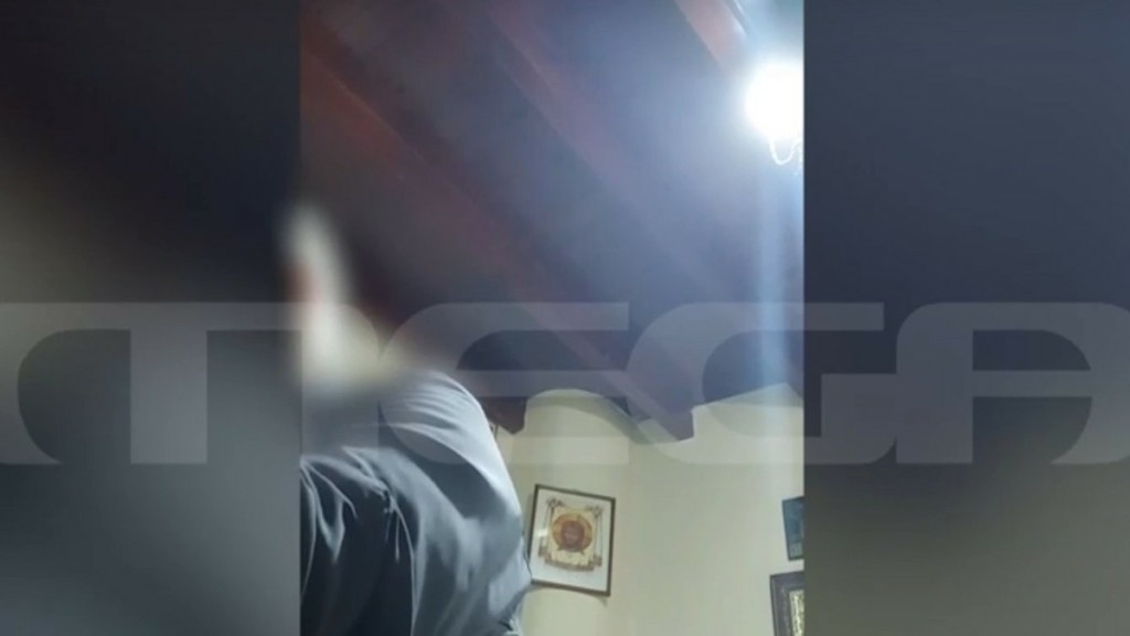 Ιερέας στην Αθήνα ρίχνει χαρτιά μέσα σε εκκλησία: Ξέρει να λύνει μάγια, διαβάζει ακόμα και τα ρούχα – Βίντεο Ντοκουμέντο