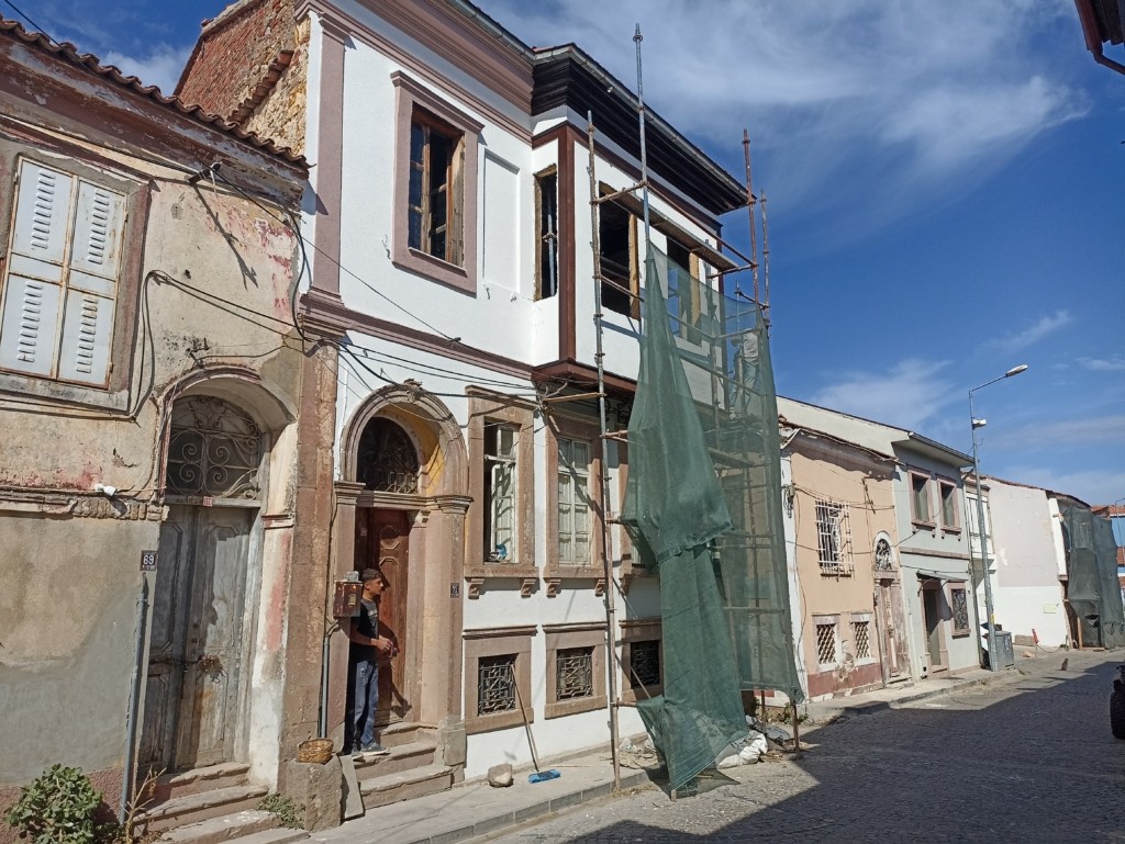 Ξεκίνησε η επισκευή του σπιτιού τού Ηλία Βενέζη στο μικρασιατικό Αϊβαλί