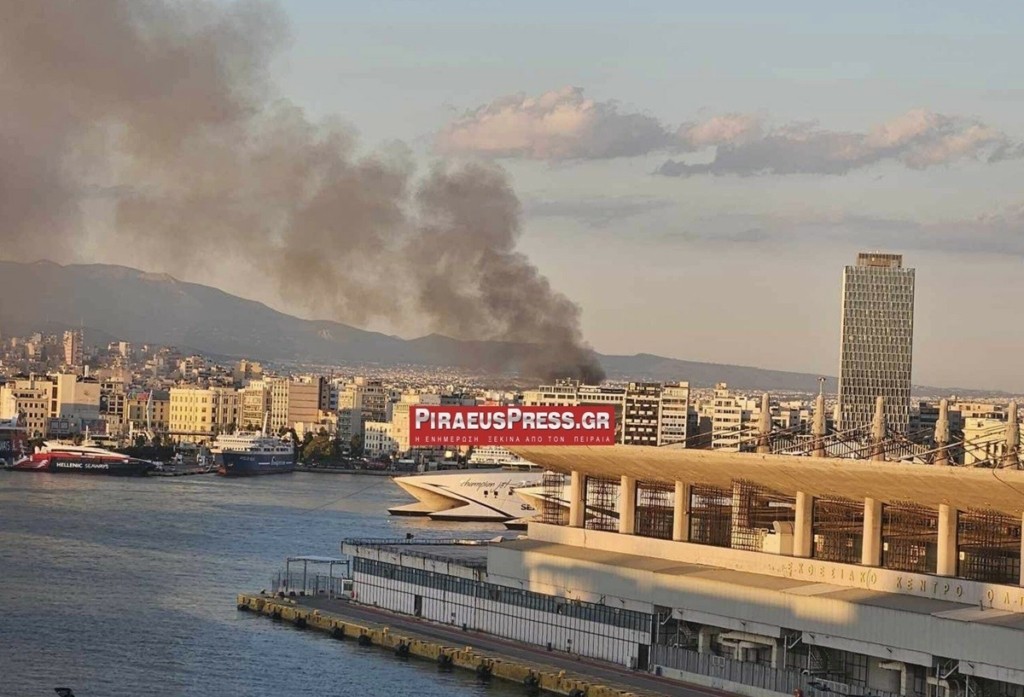 Φωτιά σε εγκαταλελειμμένο κτίριο στον Πειραιά – Που έχει διακοπεί η κυκλοφορία