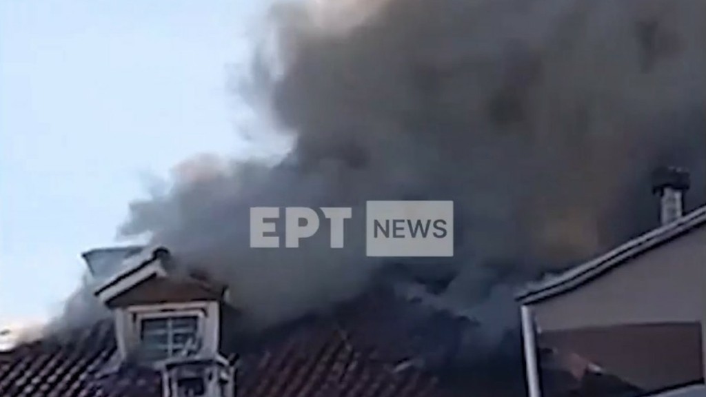 Καστοριά: Σοφίτα σπιτιού τυλίχθηκε στις φλόγες (vid)
