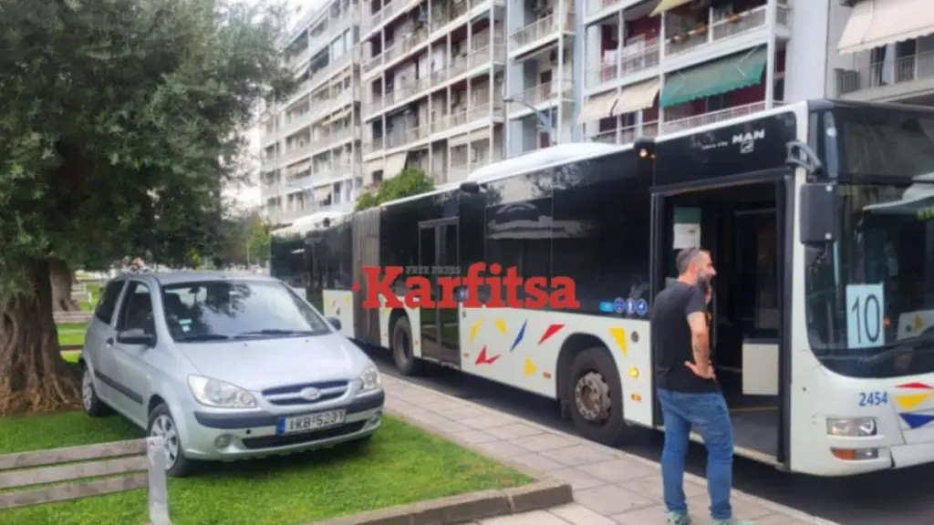 Θεσσαλονίκη: Αυτοκίνητο έπεσε πάνω σε λεωφορείο – Οδηγός ξέχασε να σηκώσει το χειρόφρενο