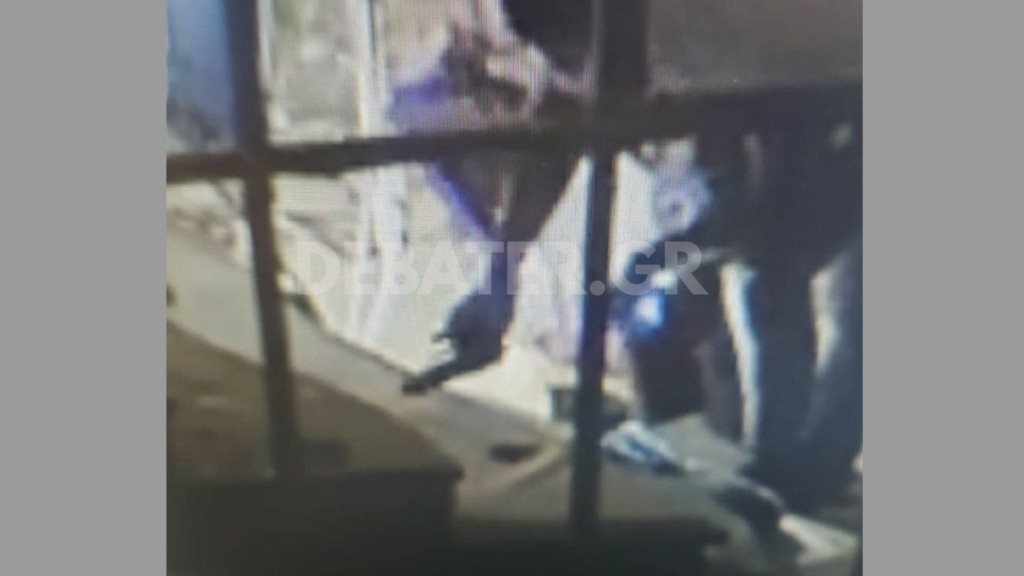 Αμπελόκηποι: Εντοπίστηκαν όπλο και κινητό μέσα στο διαμέρισμα που διαλύθηκε από την έκρηξη