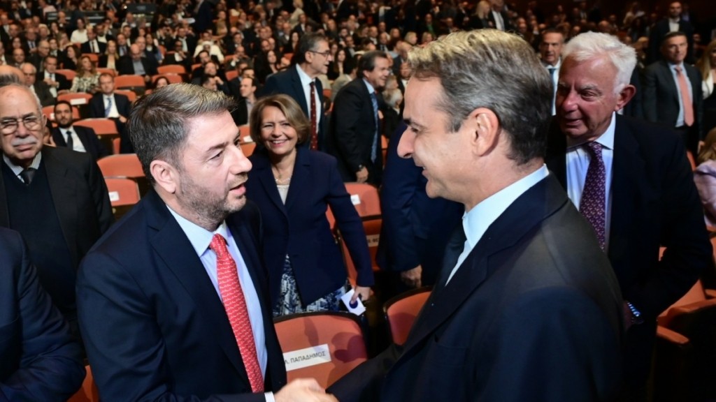 Η χειραψία Μητσοτάκη – Ανδρουλάκη στη Γενική Συνέλευση του ΣΕΒ