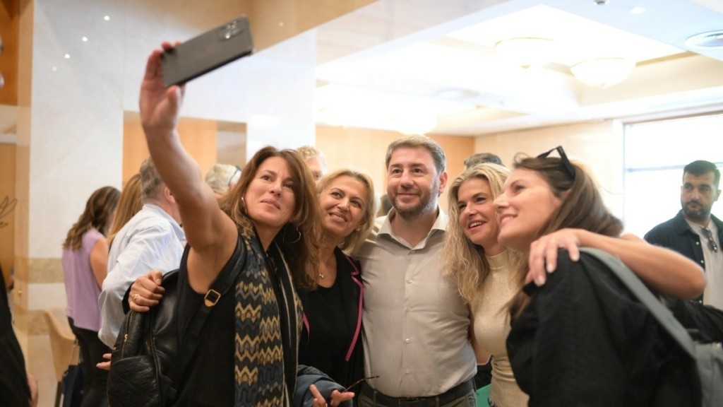 Ανδρουλάκης από Λάρισα: «Δύναμή μου ο απλός κόσμος του ΠΑΣΟΚ που έμεινε στα δύσκολα και βλέπει την παράταξή μας να έχει επιστρέψει»