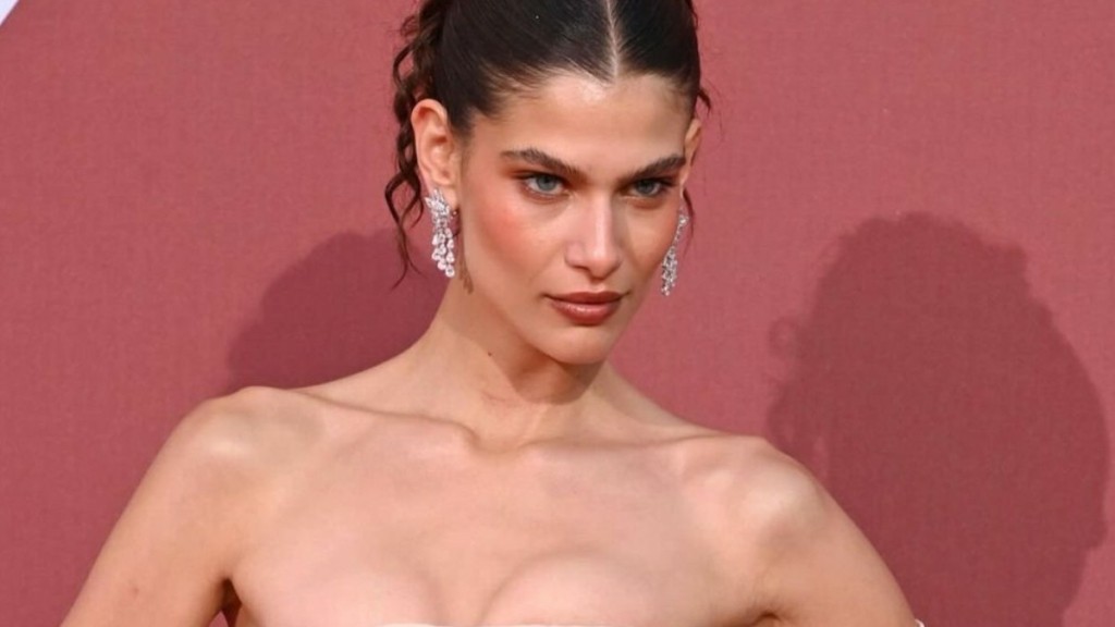 Victoria’s Secret: Η Ανθή Φακιδάρη εντυπωσίασε στο catwalk του θρυλικού show (vid)