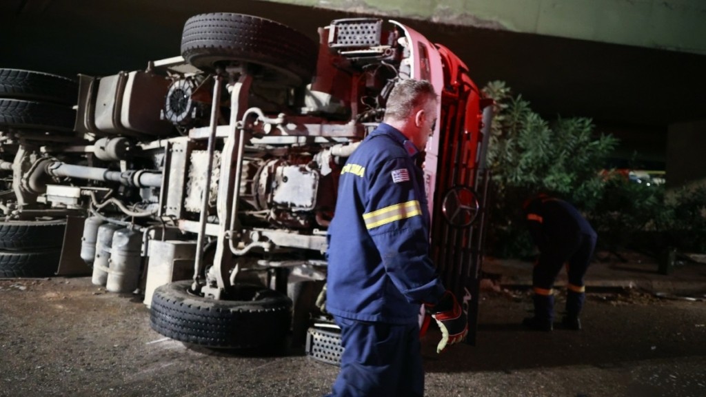 Τραγωδία στον Ασπρόπυργο – Ένας νεκρός και δυο τραυματίες μετά από ανατροπή πυροσβεστικού οχήματος