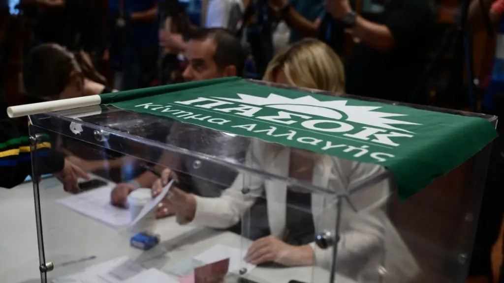 Εκλογές ΠΑΣΟΚ: Μειωμένη κατά 18% η συμμετοχή σε σχέση με την πρώτη Κυριακή – 130.617 ψήφισαν μέχρι τις 14.00