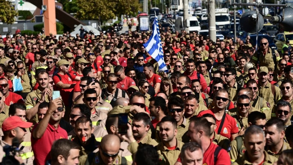Εποχικοί Πυροσβέστες: Μεγάλη συγκέντρωση έξω από το Υπουργείο Πολιτικής Προστασίας (pics & vid)