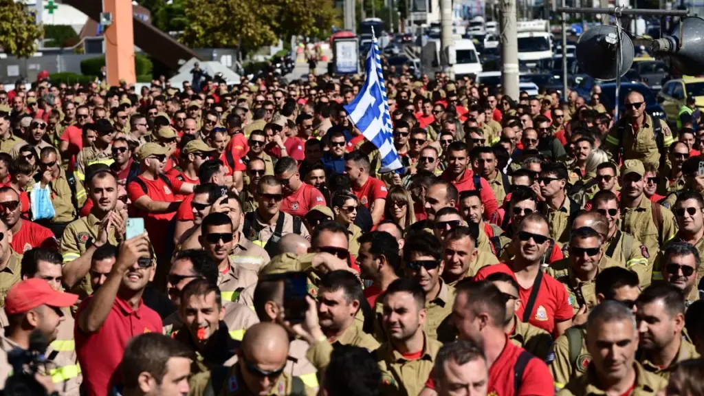 Εποχικοί Πυροσβέστες: Μεγάλη συγκέντρωση έξω από το Υπουργείο Πολιτικής Προστασίας (pics & vid)