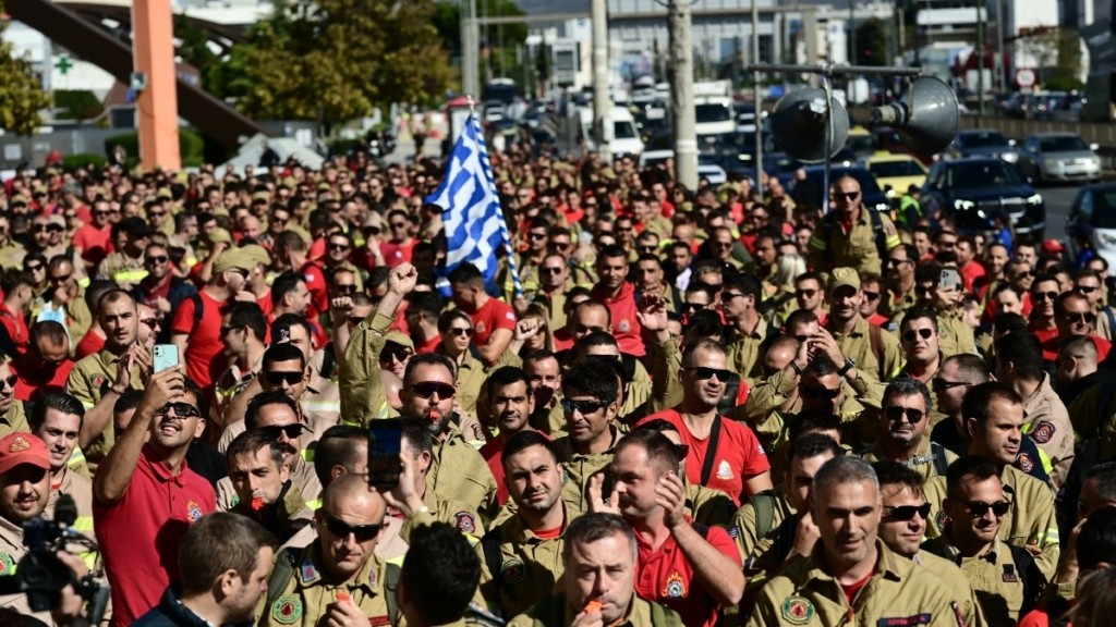 «Κατάληψη» από τους εποχικούς πυροσβέστες στο υπουργείο Κλιματικής Κρίσης και Πολιτικής Προστασίας