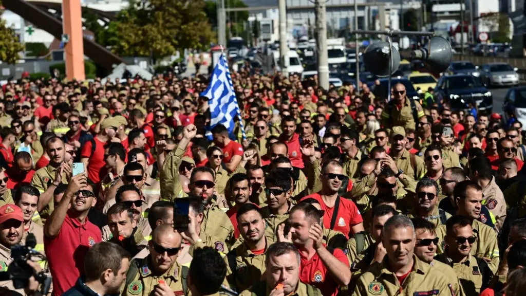 «Κατάληψη» από τους εποχικούς πυροσβέστες στο υπουργείο Κλιματικής Κρίσης και Πολιτικής Προστασίας
