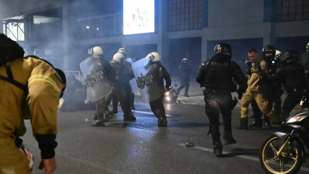 Στο νοσοκομείο δυο εποχικοί πυροσβέστες από τα επεισόδια με ΜΑΤ στο υπουργείο Κλιματικής Κρίσης