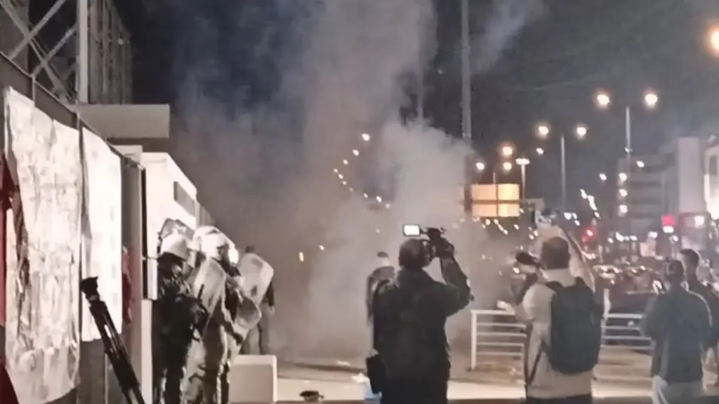 Συγκέντρωση εποχικών πυροσβεστών στο υπουργείο Κλιματικής Κρίσης: Διακοπή της κυκλοφορίας στη Λεωφόρο Κηφισιάς