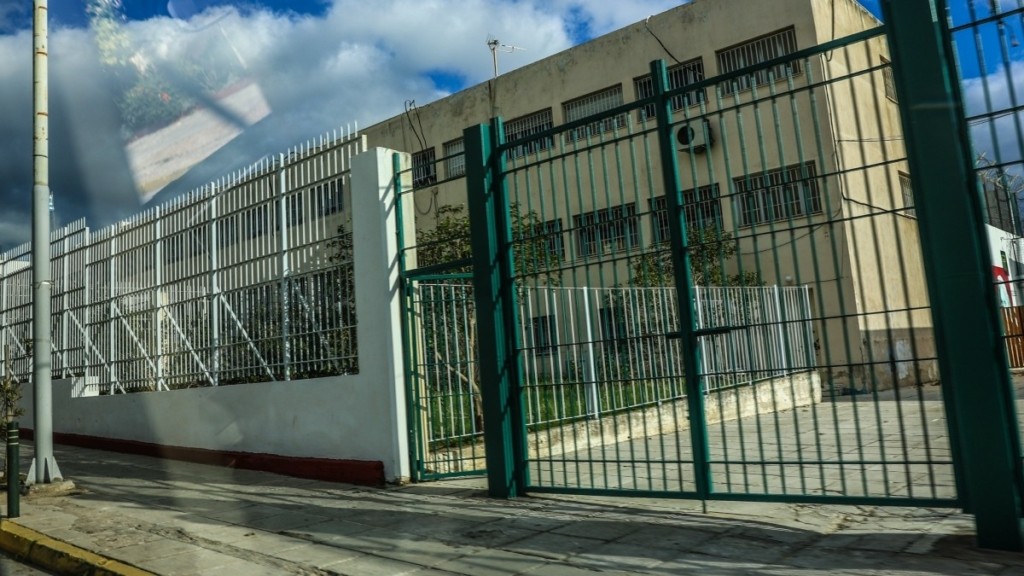 Προσπάθησε να περάσει 4 κινητά σε 22χρονο κρατούμενο στον Κορυδαλλό – Τα είχε κρύψει σε πάτο παπουτσιού