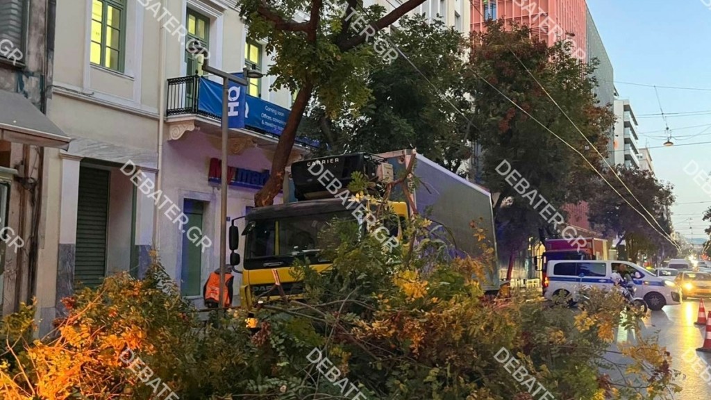 Τροχαίο στην Πατησίων: Φορτηγό έπεσε πάνω σε δέντρο την ώρα που πάρκαρε και το ξερίζωσε