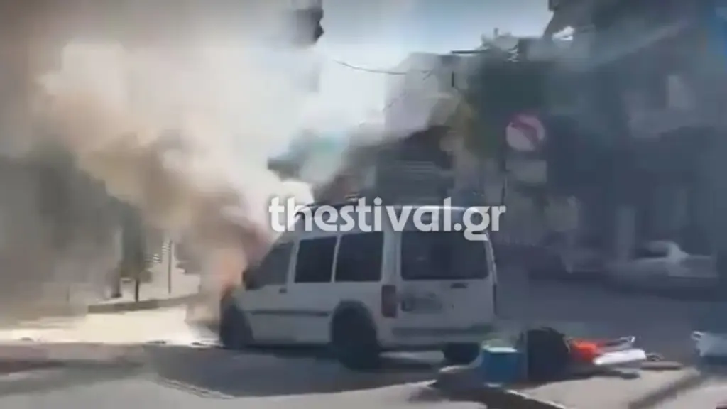 Θεσσαλονίκη: Φορτηγάκι τυλίγεται στις φλόγες εν κινήσει (vid)