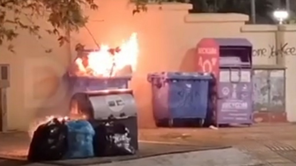 Άγνωστος έβαζε φωτιές σε κάδους απορριμμάτων κάτω από τον Πύργο Αθηνών τα ξημερώματα (vid)