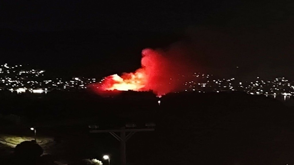 Φωτιά σε εγκαταλελειμμένη καφετέρια στο Πόρτο Ράφτη: Κανένας κίνδυνος επέκτασης της πυρκαγιάς