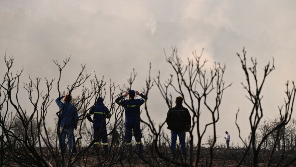 Φωτιά στο Ξυλόκαστρο: Χωρίς ενεργό μέτωπο, μάχη με τις διάσπαρτες εστίες