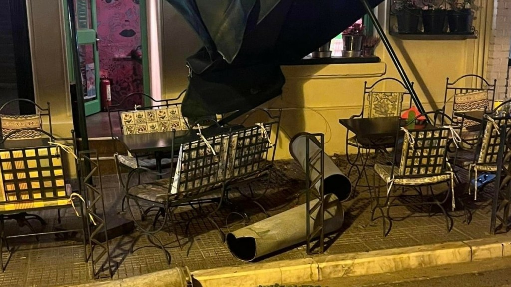 Θεσσαλονίκη: Αποκολλήθηκε φουγάρο και προσγειώθηκε σε τραπεζοκαθίσματα