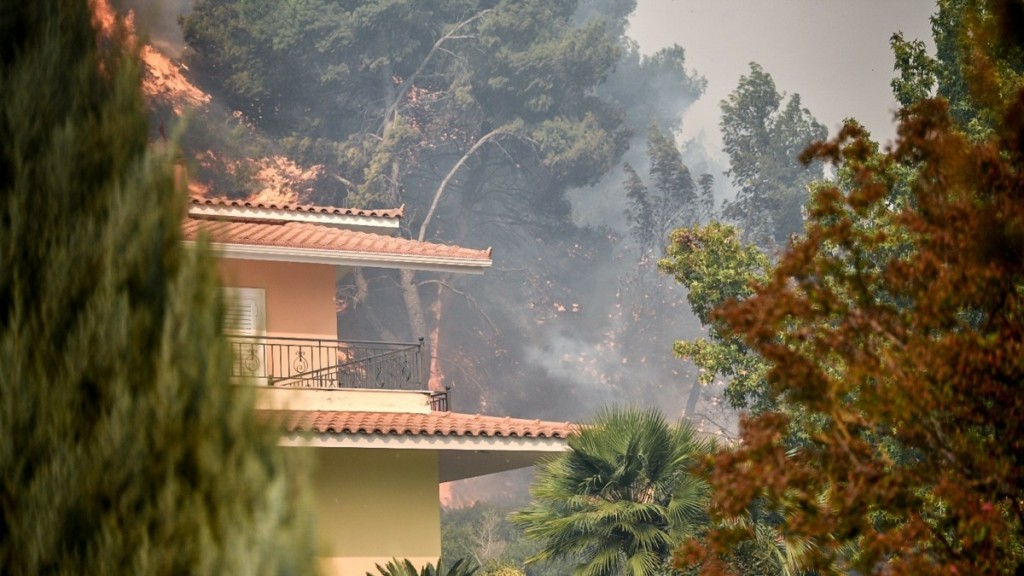 Φωτιά στην Ηλεία – Καίει ανεξέλεγκτη η πυρκαγιά στο Γεράκι – «Έχουν καεί σπίτια» λέει στο DEBATER ο δήμαρχος Ήλιδας