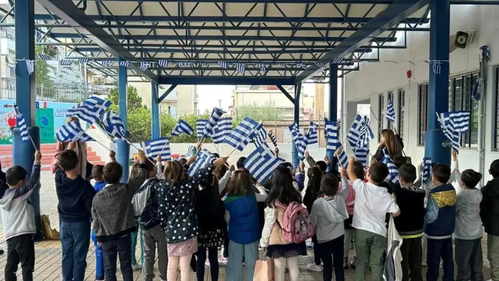 Ίδρυμα «Παύλος Γιαννακόπουλος»: Ελληνικές σημαίες στα παιδιά της Α΄ Δημοτικού σε όλη την επικράτεια